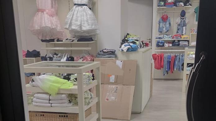 Vandali ancora scatenati ad Alghero: distrutte le vetrine di due negozi