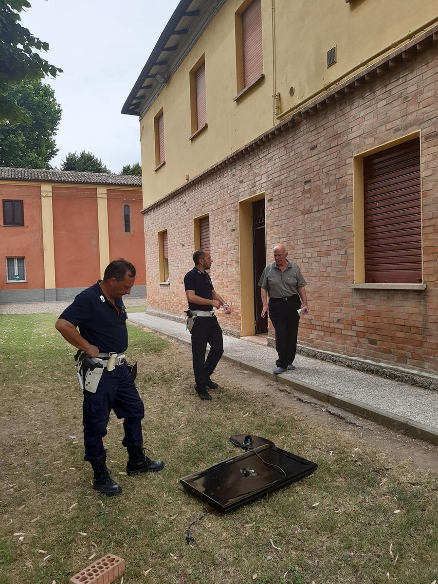San Cesario, minacce al parroco, poi il blitz vandalico all'oratorio