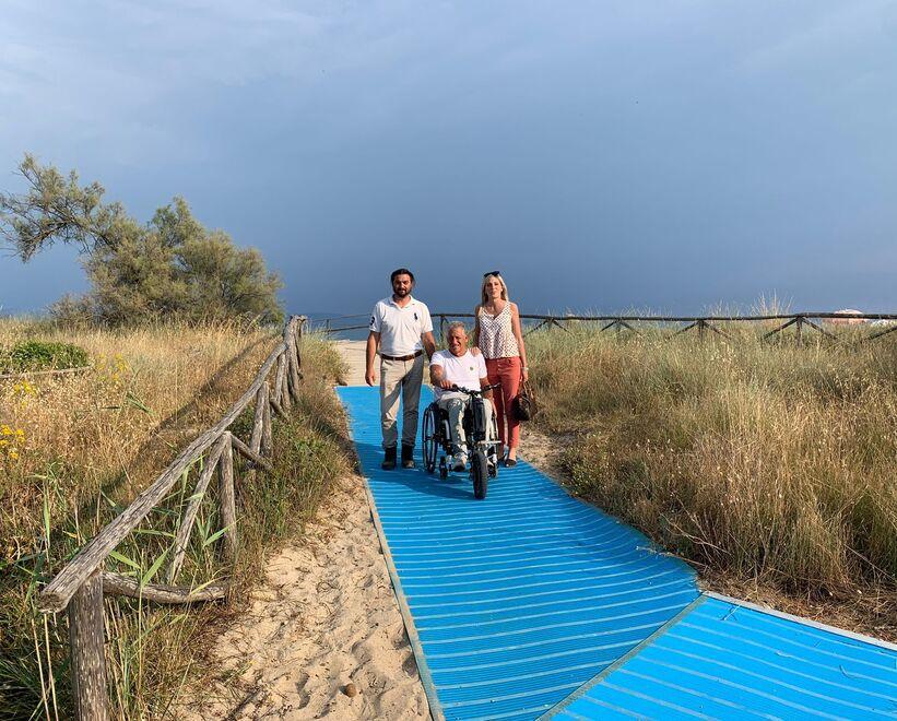 Nuova pedana per accedere alla spiaggia in Costa Est