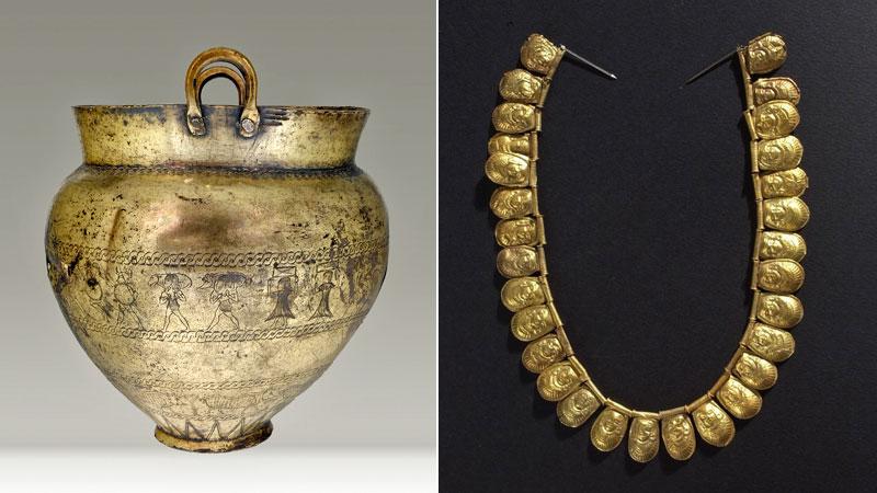 La Situla Plikasna e, a destra, una collana in oro che saranno esposti nella mostra