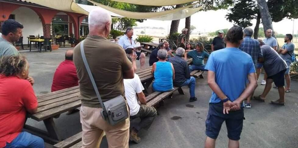 Il comitato spontaneo che si è riunito nel piazzale del ristorante Il Bracconiere