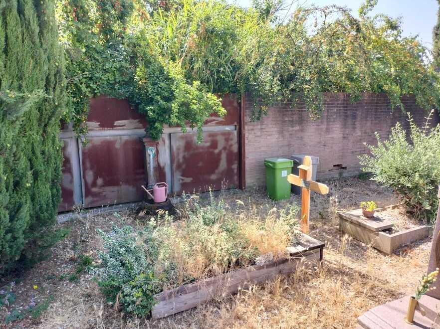Erba alta e pavimentazione rotta il cimitero di Poggio è in rovina