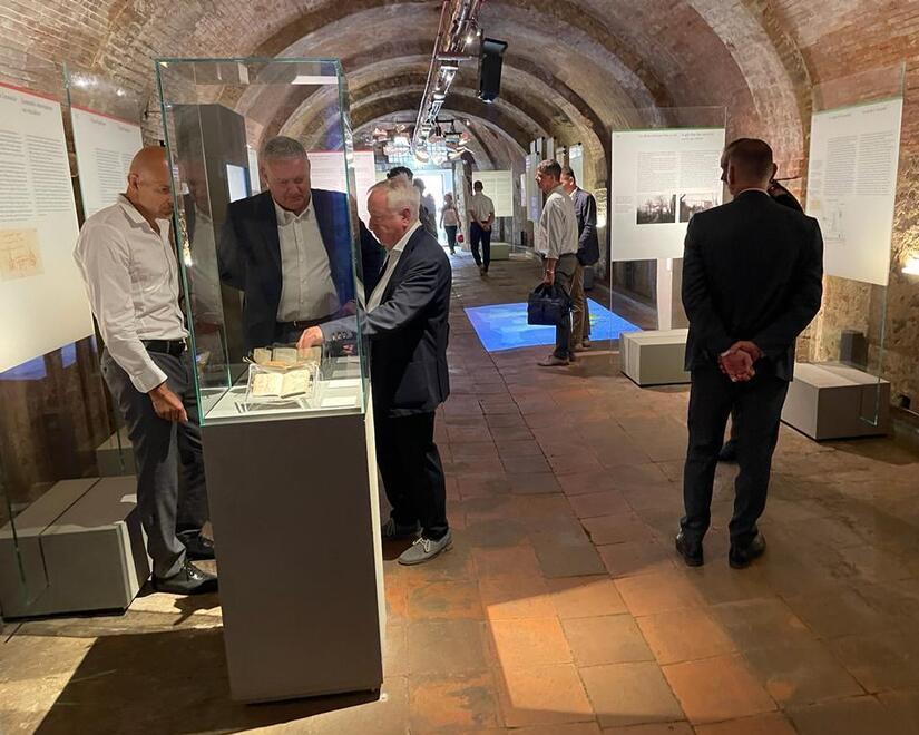 Una foto dello spazio espositivo inaugurato ieri in via Montalbano a Vinci dalla società vitivinicola Leonardo Da Vinci Spa