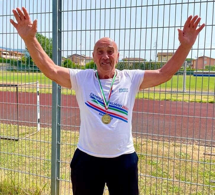 Una bella foto dell’atleta ottantenne con le medaglie conquistate di recente nel lancio del peso, del disco e del martello