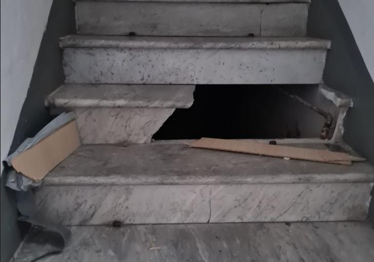 Crollo sul Pontino, famiglie furiose: «Così quella scala resta un pericolo»