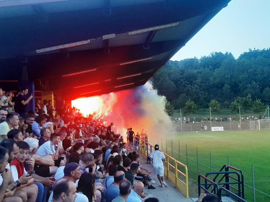 
	La tribuna del Mapiana teatro della coreografia dei tifosi del Baiso

