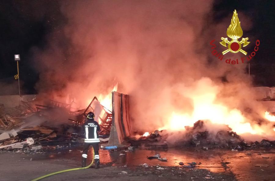 Carpi, maxi incendio in una ditta di trattamento rifiuti