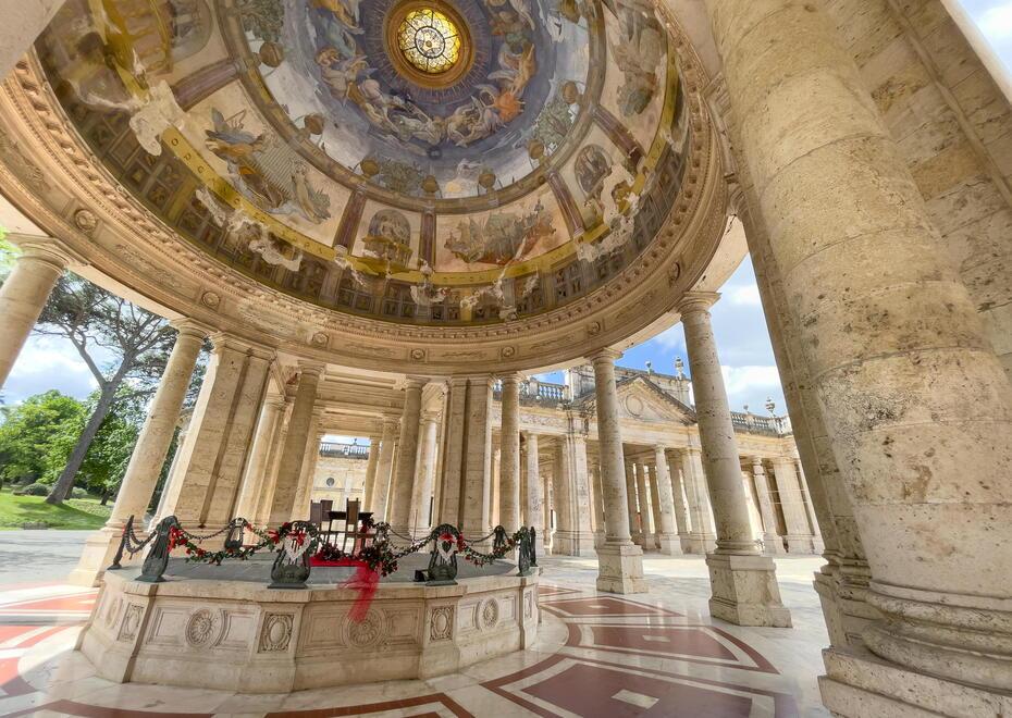 l’atrio principale delle terme del Tettuccio racchiuso dall’iconico colonnato in marmo