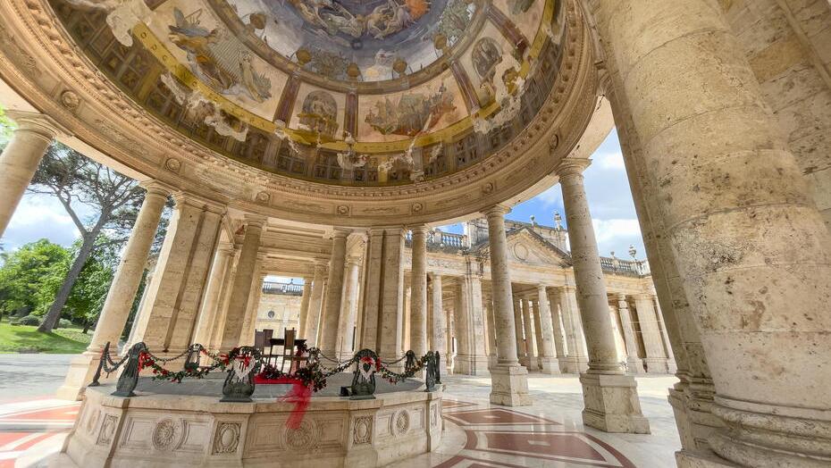 l’atrio principale delle terme del Tettuccio racchiuso dall’iconico colonnato in marmo