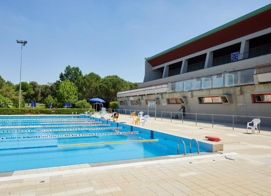 la vasca esterna della piscina comunale