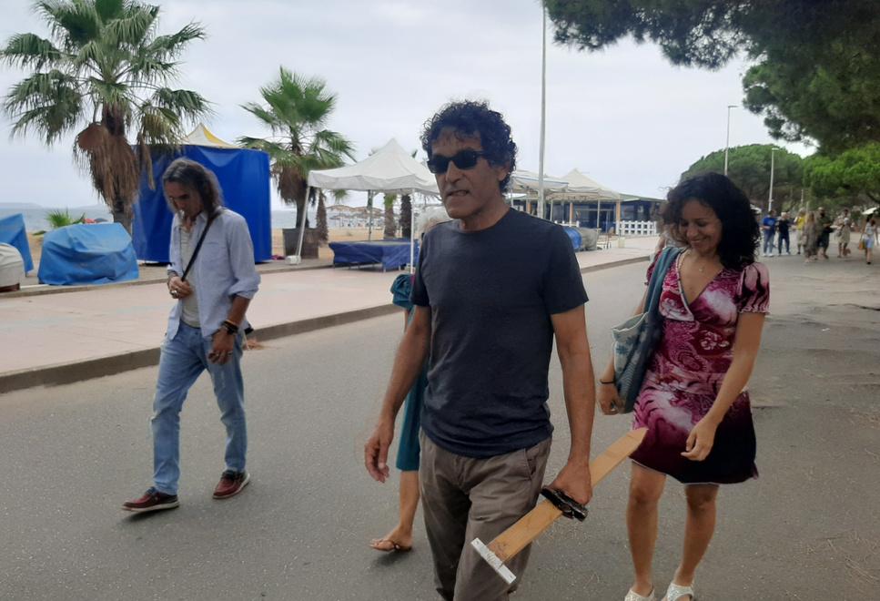 Salvatore Garau assieme ad alcuni componenti del comitato con una delle targhe per nominare gli alberi (foto francesco pinna)
