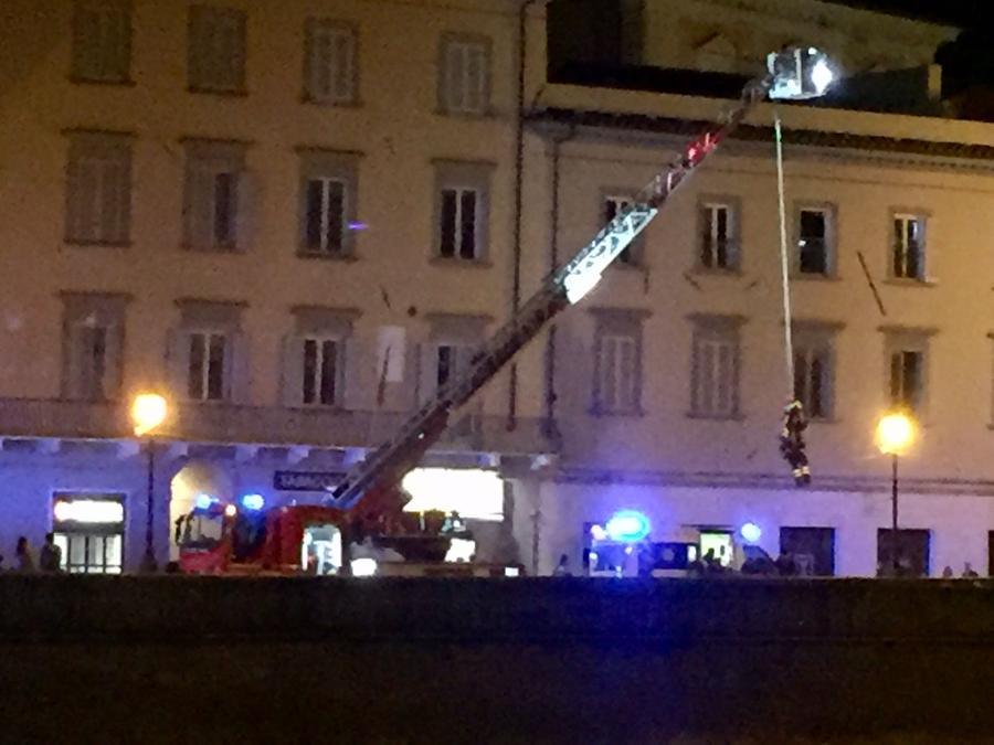 
	L'intervento dei vigili del fuoco per recuperare la turista caduta dalle spallette (Foto: Il Tirreno)

