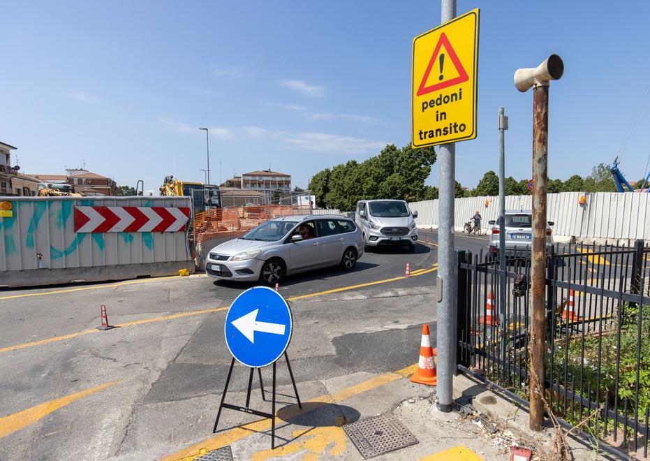 Via Bologna, i cantieri infiniti  Disagi al traffico e proteste 