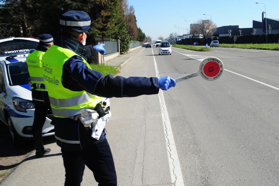 VIA NONANTOLANA CORONAVIRUS CONTROLLI POLIZIA MUNICIPALE 