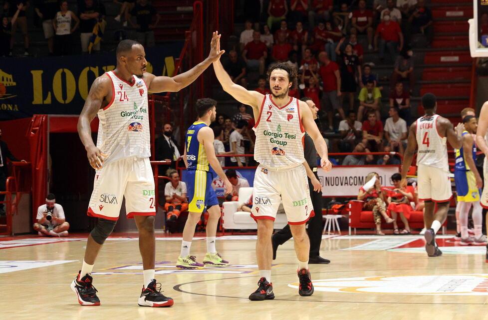 Il cenno d’intesa tra capitan Gianluca Della Rosa e Carl Wheatle entrambi confermati nella Gtg 2022/23 (foto Nucci)