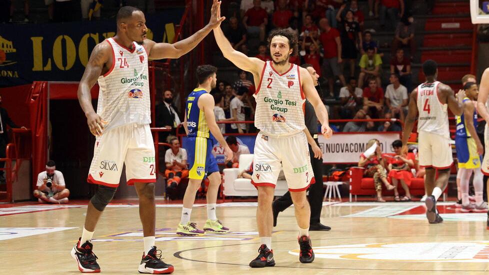 Il cenno d’intesa tra capitan Gianluca Della Rosa e Carl Wheatle entrambi confermati nella Gtg 2022/23 (foto Nucci)