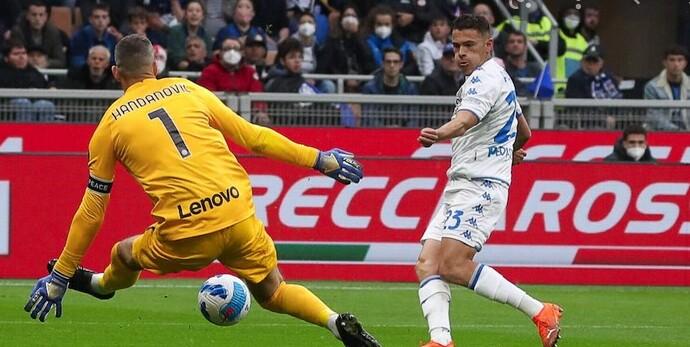 Il gol di Asllani sotto le gambe di Handanovic a San Siro. A destra un gol di Marin al Pisa in Coppa Italia