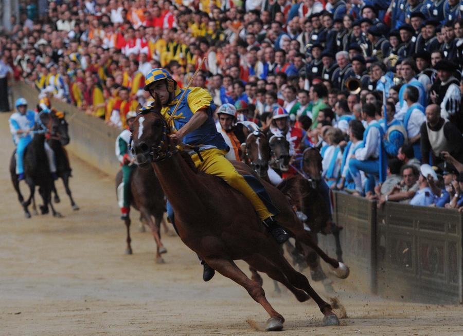 
	Giuseppe Zedde detto Gingillo in una foto d'archivio quando vinse il&nbsp;palio del 2&nbsp;luglio 2009

