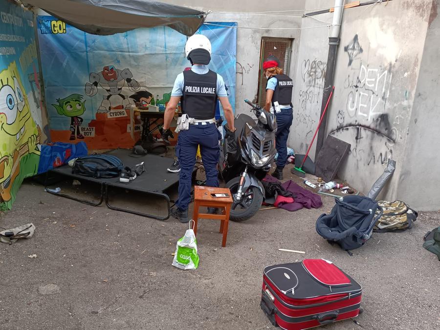 Sgomberato un accampamento abusivo in un cortile Casalp