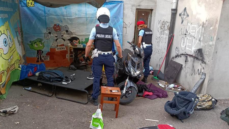 Sgomberato un accampamento abusivo in un cortile Casalp