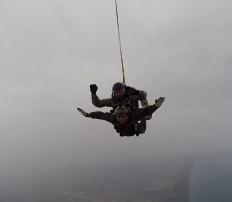 Il sindaco di Rosignano si lancia col paracadute: «Che scarica di adrenalina! Sì, lo rifarei»