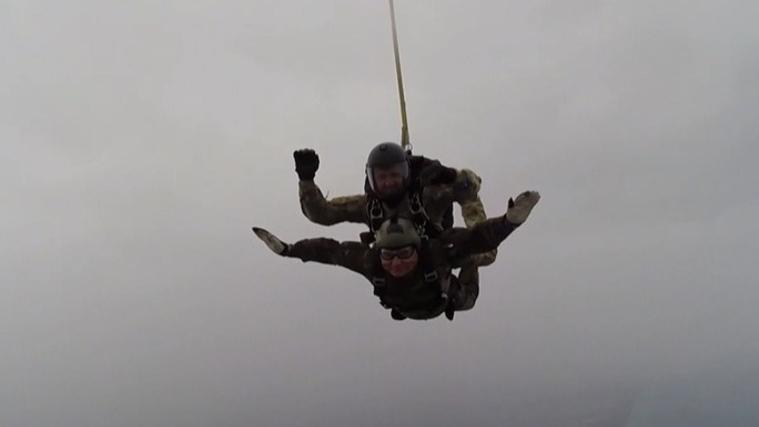 Il sindaco di Rosignano si lancia col paracadute: «Che scarica di adrenalina! Sì, lo rifarei»
