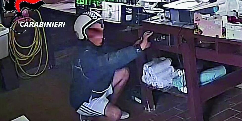 Il fotogramma della telecamera di sicurezza del locale al momento del furto