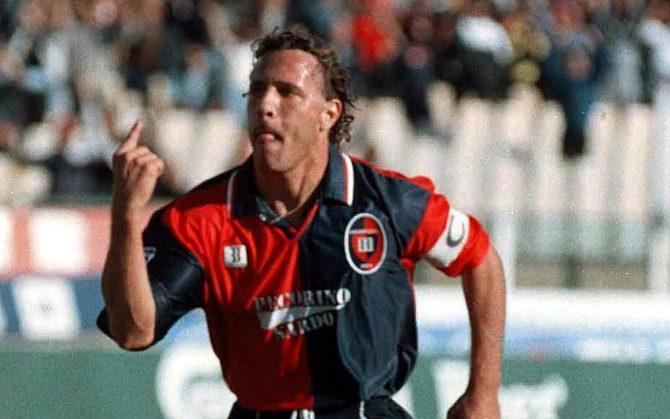 
	Roberto Muzzi esulta dopo un suo gol nel Cagliari. Un gradito ritorno per i tifosi

