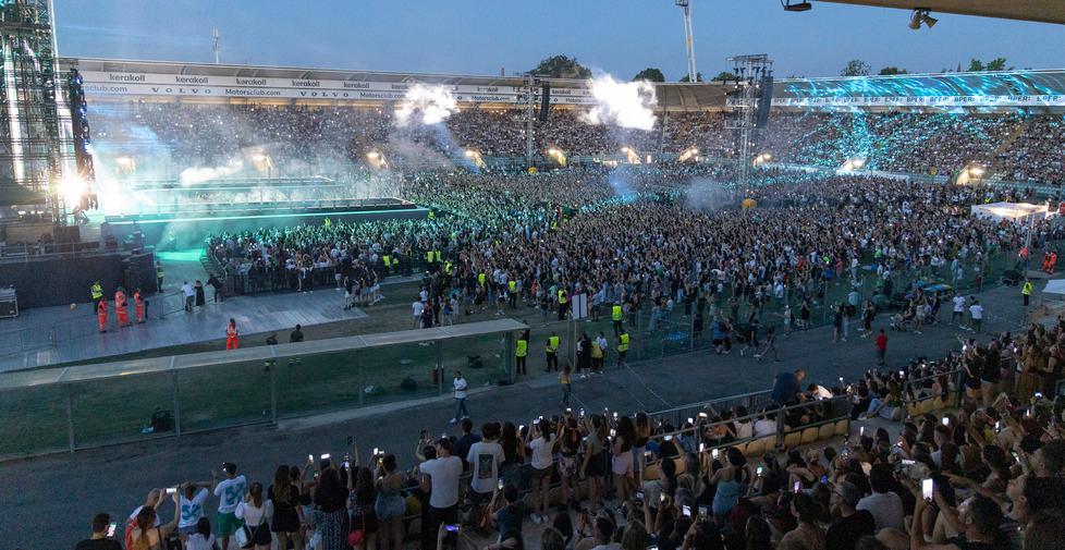 Modena, Ultimo accende il Braglia: in 18mila per cantare e vivere una notte magica