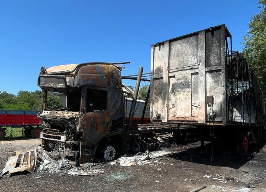 Sassuolo, dà fuoco ai tir e poi fugge 