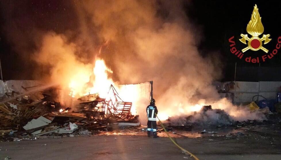 Care, nuovo incendio alla ditta di stoccaggio di Carpi