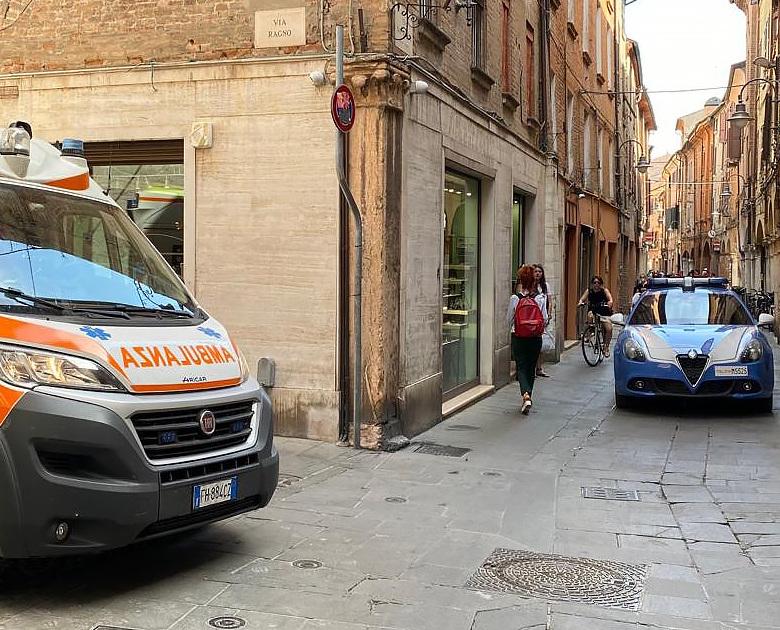 Derubato in Porta Reno: ladro fugge, lui in ospedale 