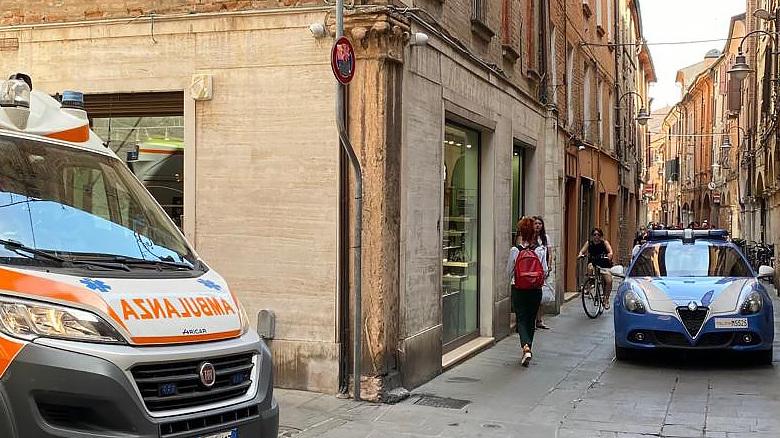 Derubato in Porta Reno: ladro fugge, lui in ospedale