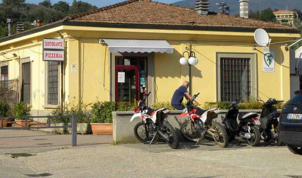 Proteste per la chiusura del bar 