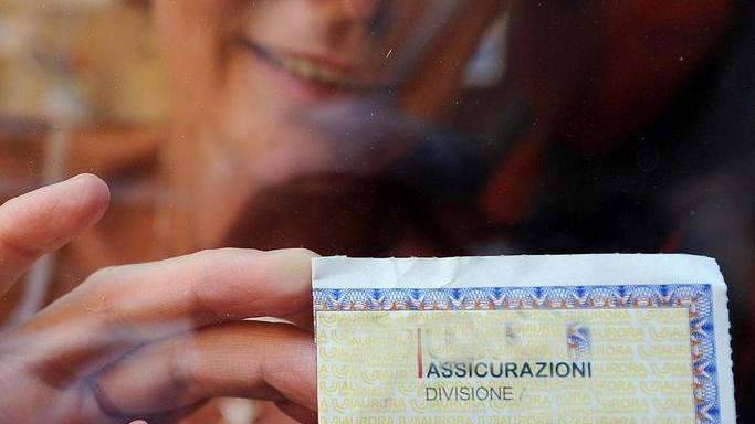 «600 euro al mese?» Un coro di proteste contro l’assicuratore