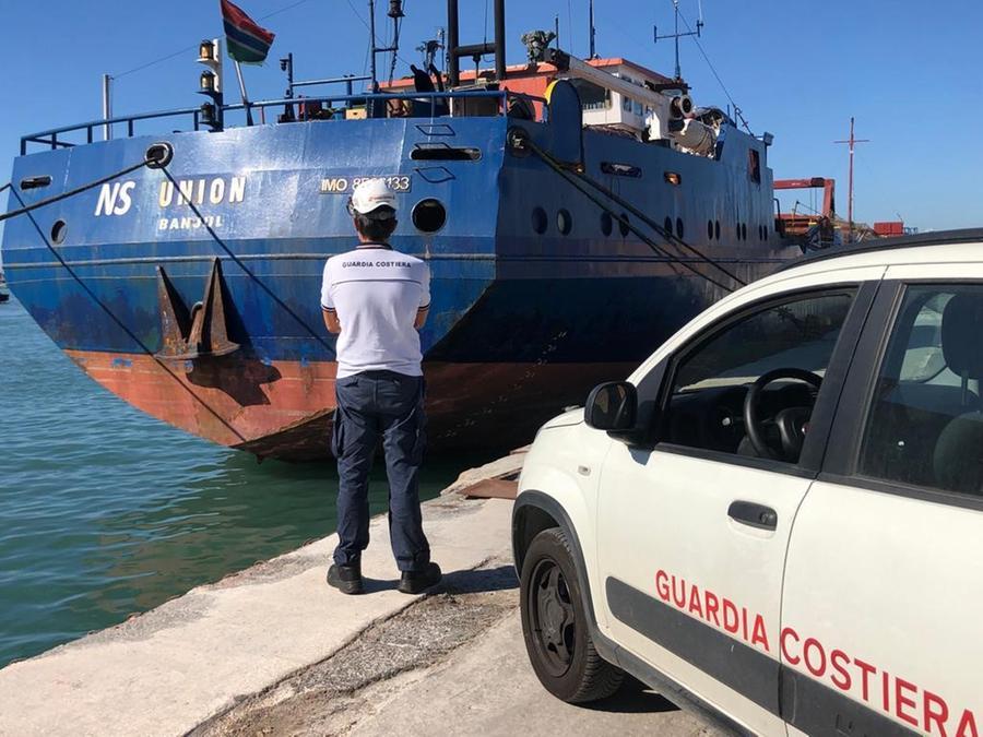 
	La capitaneria durante il fermo della nave

