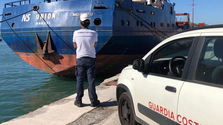La capitaneria durante il fermo della nave