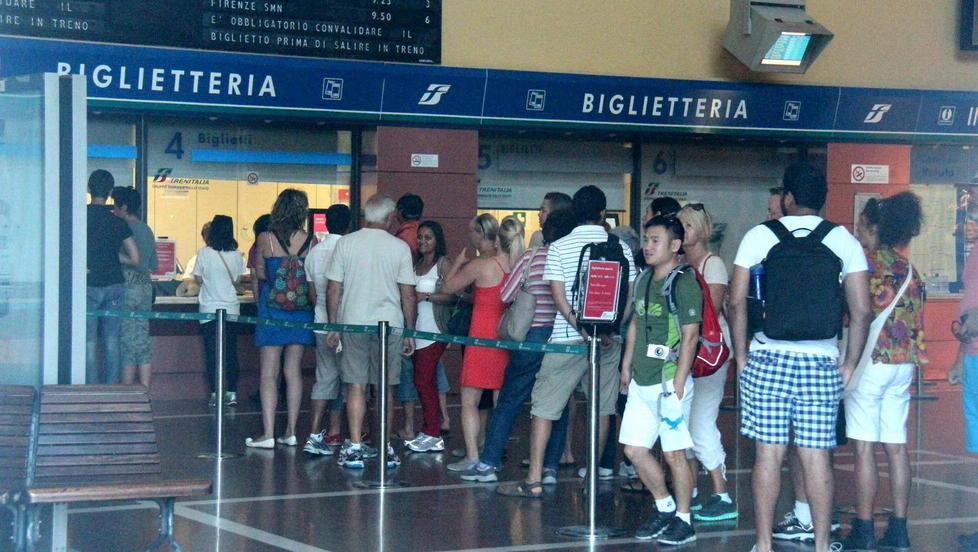 Giornata di passione sui treni quattro convogli cancellati 