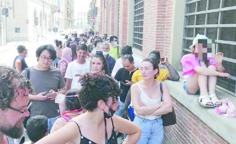 
	La lunga coda sotto al sole all'ufficio immigrazione di Firenze

