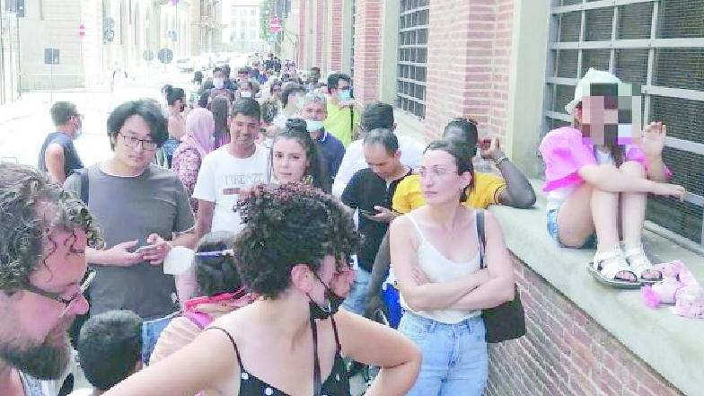 La lunga coda sotto al sole all'ufficio immigrazione di Firenze