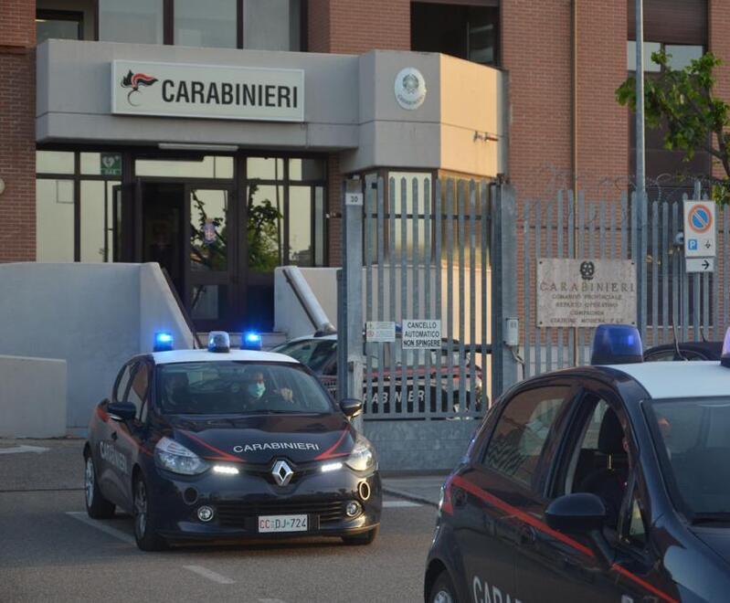 Castelnuovo Picchiata e minacciata Arrestati padre e fratelli 