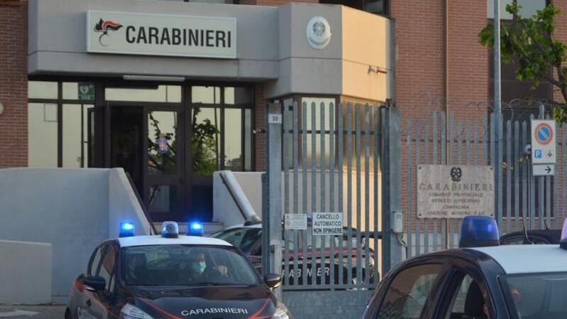 Castelnuovo Picchiata e minacciata Arrestati padre e fratelli