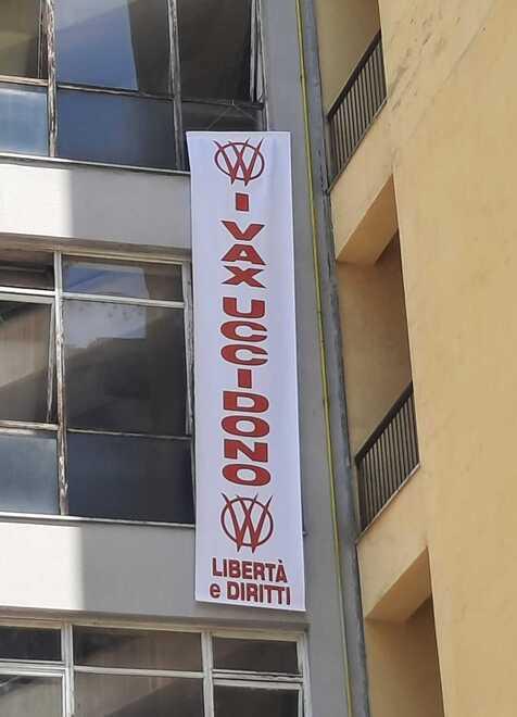 Modena Striscione no-vax appeso al Policlinico 