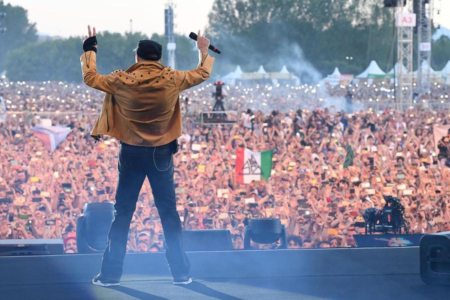 Italian singer-songwriter Vasco Rossi performs on stage during a concert at Parco Ferrari in Modena, Italy, 1July 2017. More than 200 thousand of people came to attend her concert.
ANSA/ALESSANDRO DI MEO
