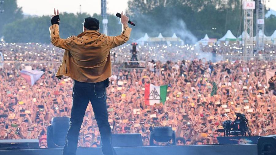 Italian singer-songwriter Vasco Rossi performs on stage during a concert at Parco Ferrari in Modena, Italy, 1July 2017. More than 200 thousand of people came to attend her concert.
ANSA/ALESSANDRO DI MEO
