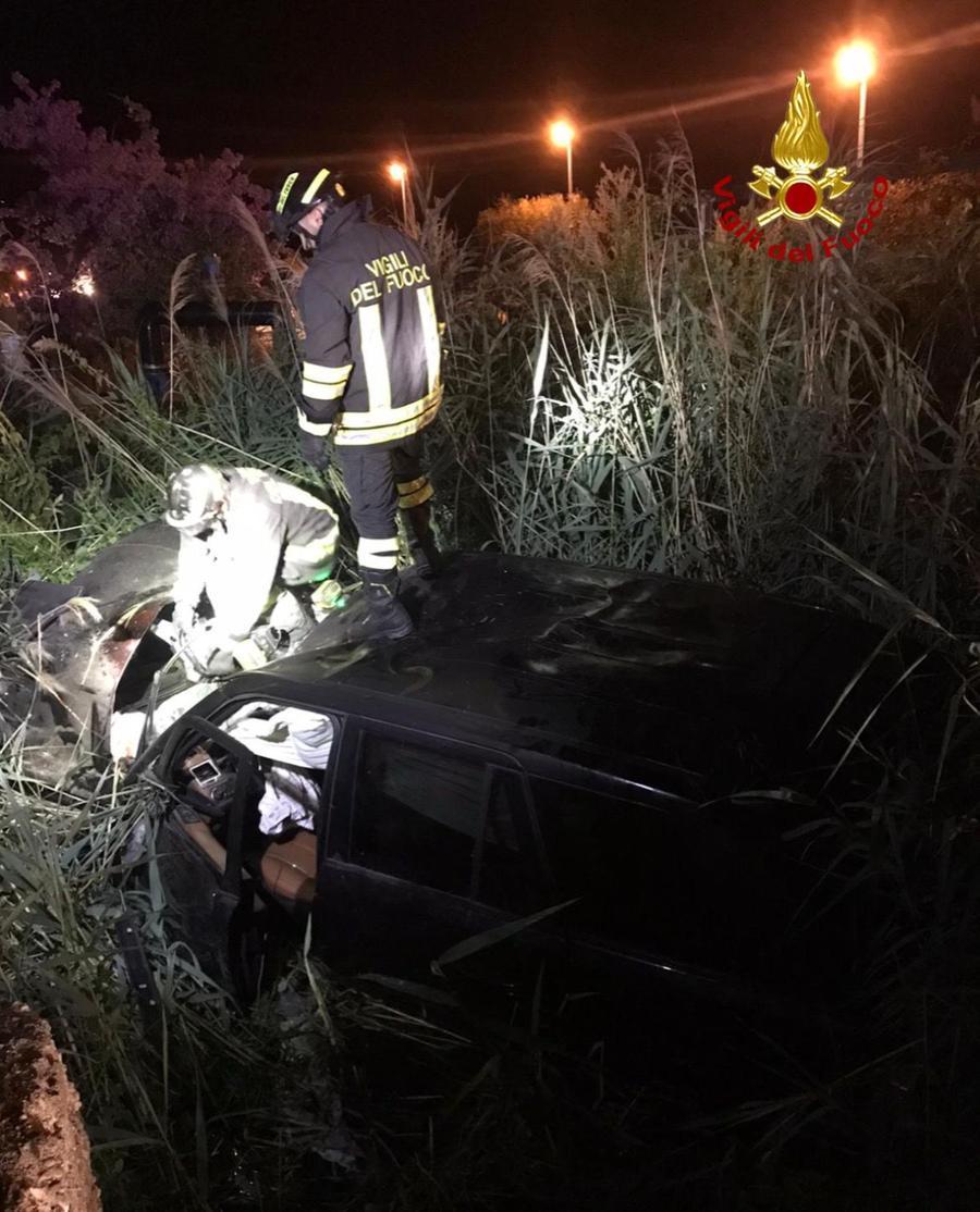 Posada, con l’auto finiscono in un canale irriguo: due persone ferite