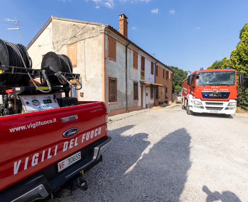 Fiamme nel cortile di casa. Attimi di paura a Gradizza