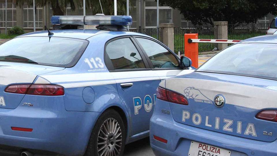 Due volanti della polizia di Stato fuori dall’ospedale di Livorno (foto d’archivio)