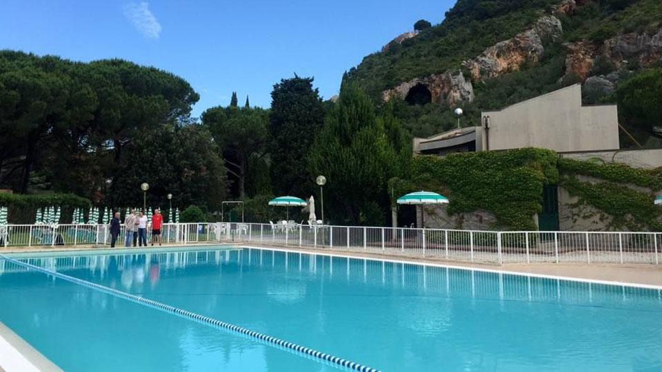La piscina nel parco di Uliveto Terme dove si verificò il dramma