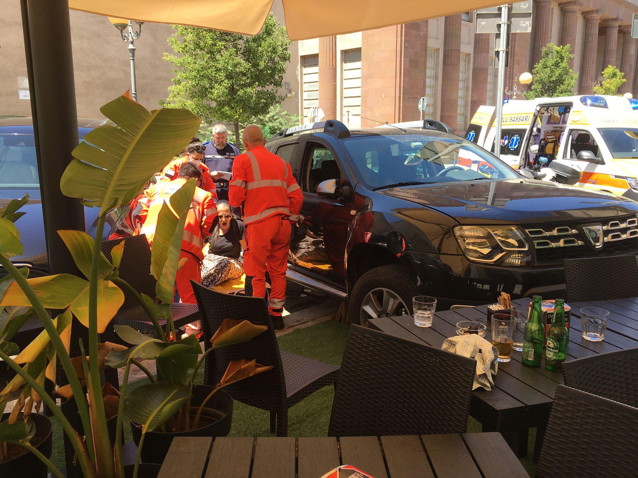 Sassari, il suv finisce sui tavolini di un bar: ferita una donna